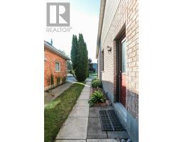 31 SINCLAIR CRESCENT - 37