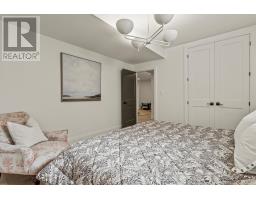 86 KEMP CRESCENT - 32