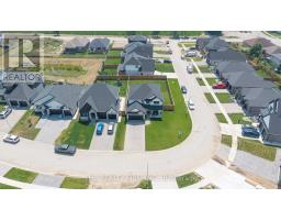 27 BRISCOE CRESCENT - 35