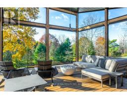 26 LAWRENCE CRESCENT - 10