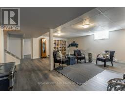 26 LAWRENCE CRESCENT - 33