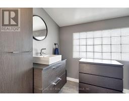 21 FOSTER AVENUE W - 25
