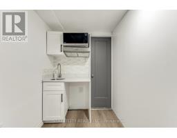 D - 71 WELLESLEY CRESCENT - 21