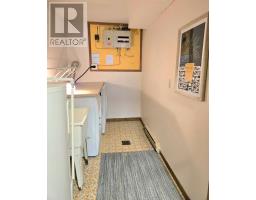 48 LUTON CRESCENT - 15