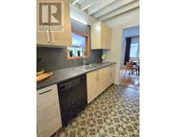 48 LUTON CRESCENT - 8