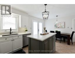 18 WATSON CRESCENT - 18