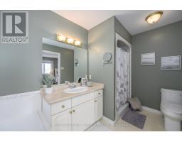 15 MARCUS CRESCENT - 33