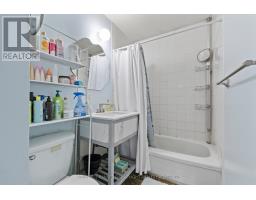 18 - 18 ST CHARLES PLACE - 18