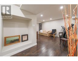 1908 CORONATION DRIVE - 35