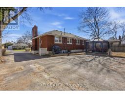 117 LAURENTIAN DRIVE N - 33