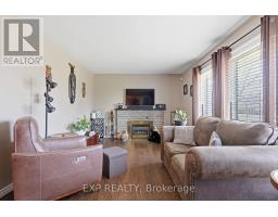 117 LAURENTIAN DRIVE N - 5