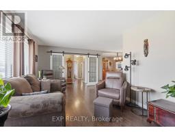 117 LAURENTIAN DRIVE N - 7