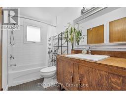 34 TAYLOR CRESCENT - 29