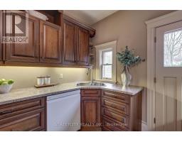 835 DUFFERIN AVENUE - 31
