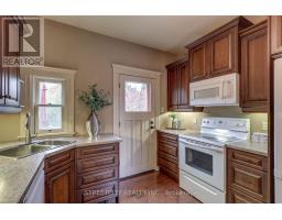 835 DUFFERIN AVENUE - 32
