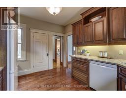 835 DUFFERIN AVENUE - 33