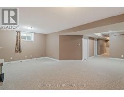 809 QUEENSBOROUGH CRESCENT - 34