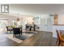 26 LAWRENCE CRESCENT - 10