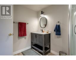 26 LAWRENCE CRESCENT - 35