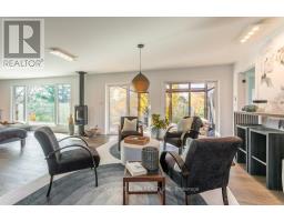 26 LAWRENCE CRESCENT - 7