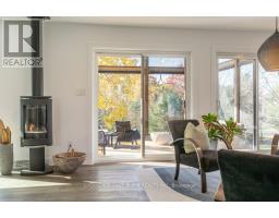 26 LAWRENCE CRESCENT - 9