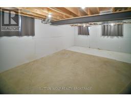 22 QUEENSWAY DRIVE - 35