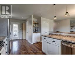 25 HAWTHORNE CRESCENT - 13