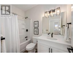 7 - 32 POSTMA CRESCENT - 9