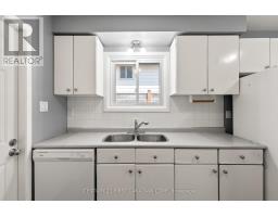 7 ROLLSCOURT GARDENS - 16
