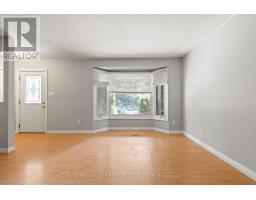 7 ROLLSCOURT GARDENS - 9