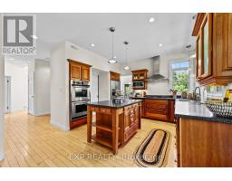 17 HURON STREET N - 11