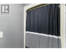 17 CARRIE CRESCENT - 36