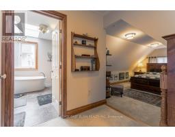 28 SINCLAIR CRESCENT - 18