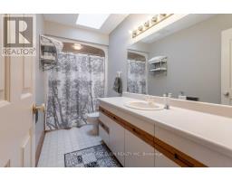 28 SINCLAIR CRESCENT - 23