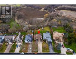 28 SINCLAIR CRESCENT - 33