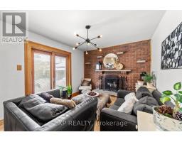 16 EDMUNDS CRESCENT - 3