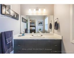 15 - 1040 CORONATION DRIVE - 36