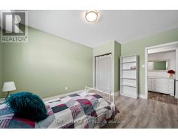 16 CLASSIC CRESCENT - 33