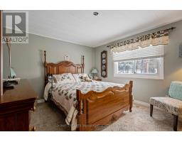 4 REDFORD DRIVE - 17