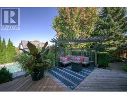 15 MARCUS CRESCENT - 40