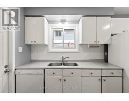 7 ROLLSCOURT GARDENS - 12