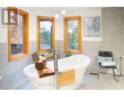 922 COUNTRY CLUB CRESCENT - 33