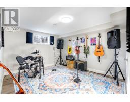 25 HOLIDAY AVENUE - 33