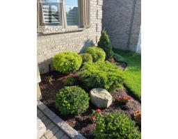 30 - 725 EAGLETRACE DRIVE - 32