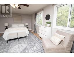 70 - 300 SANDRINGHAM CRESCENT - 16