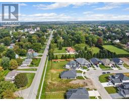 27 SPRUCE CRESCENT - 16