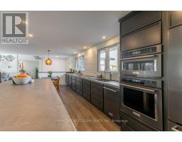 26 LAWRENCE CRESCENT - 10