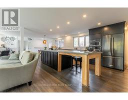 26 LAWRENCE CRESCENT - 11