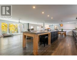 26 LAWRENCE CRESCENT - 12