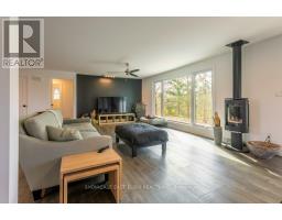 26 LAWRENCE CRESCENT - 13